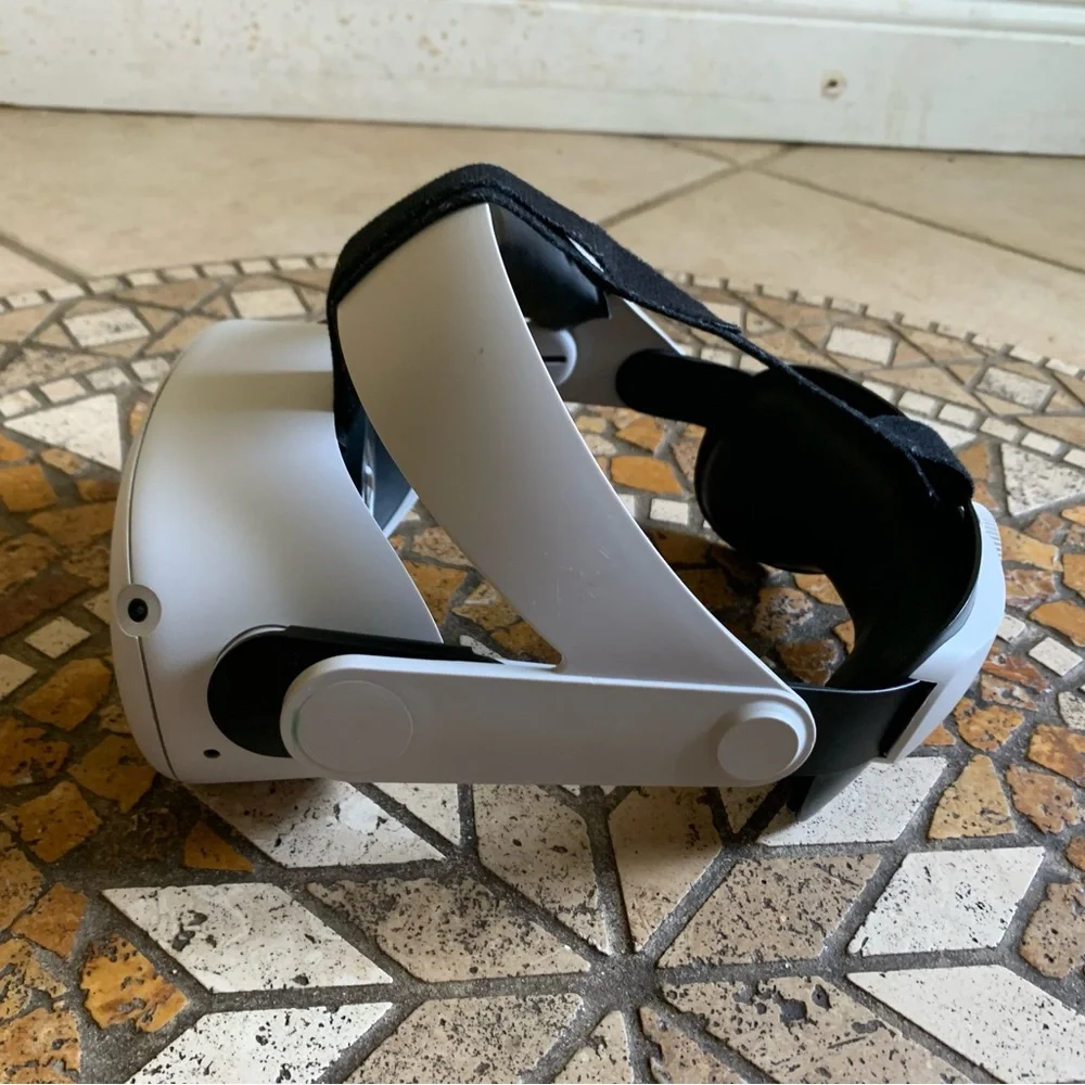 Oculus quest 2 all accessories in description.